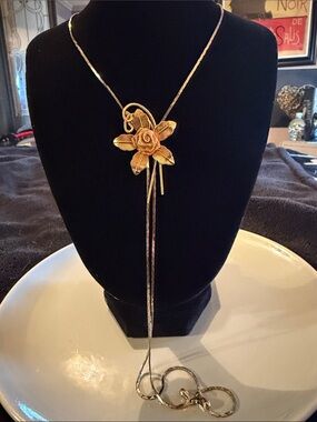 Source Unknown Gold Floral Lariat Necklace with Rose Motif